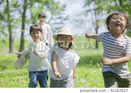 孩子們和幼兒園老師在春天公園玩耍 92262627