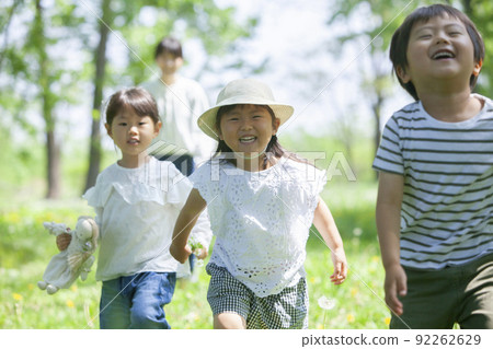 孩子們和幼兒園老師在春天公園玩耍 92262629