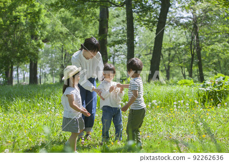 孩子們和幼兒園老師在春天公園玩耍 92262636