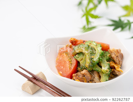 說到夏天，苦瓜chanpuru（沖繩的特產）是一道用西紅柿製作的菜餚，讓苦瓜的味道更加突出。 92262787