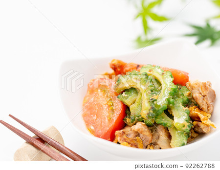 說到夏天，苦瓜chanpuru（沖繩的特產）是一道用西紅柿製作的菜餚，讓苦瓜的味道更加突出。 92262788