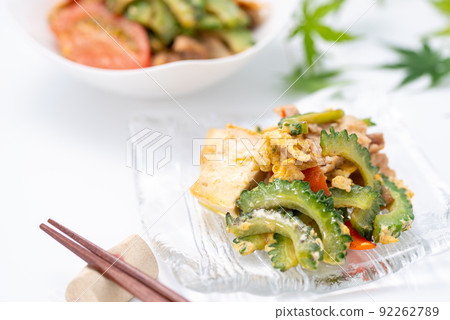 說到夏天，苦瓜chanpuru（沖繩的特產）是一道用西紅柿製作的菜餚，讓苦瓜的味道更加突出。 92262789