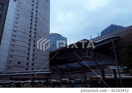 從阪神前十字路口看到的大阪梅田汽車 從阪神前十字路口看到的大阪梅田汽車 92263452