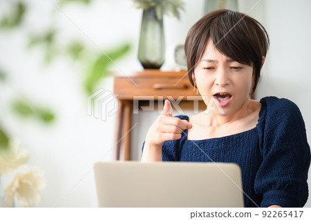 一個在電腦上工作的女人生氣了 92265417
