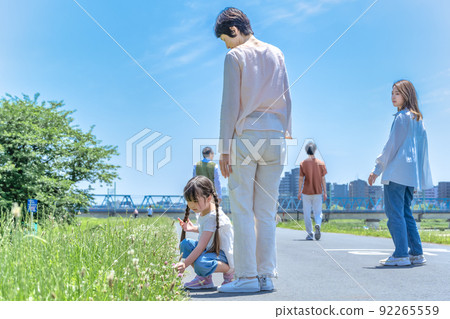 沿著河床行走的三代家庭 沿著河床行走的三代家庭 92265559