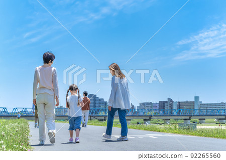 沿著河床行走的三代家庭 沿著河床行走的三代家庭 92265560