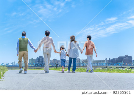 沿著河床行走的三代家庭 沿著河床行走的三代家庭 92265561