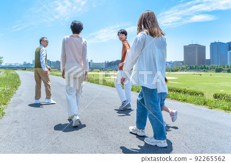 沿著河床行走的三代家庭 92265562