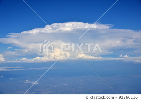巨大的積雨雲,積雨雲,超級單體,從一架普通客機的鳥瞰圖 巨大的積雨雲,積雨雲,超級單體,從一架普通客機的鳥瞰圖 92266110