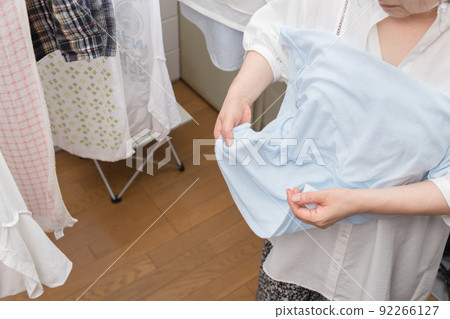 【中間主婦的家務場景掛洗衣衝浪衫】 【中間主婦的家務場景掛洗衣衝浪衫】 92266127