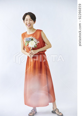 一個帶著花束的微笑女人，美麗 92266859