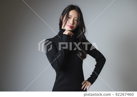 一個穿著黑色針織連衣裙的女人 一個穿著黑色針織連衣裙的女人 92267460