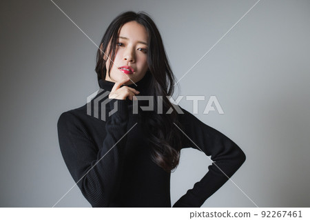 一個穿著黑色針織連衣裙的女人 一個穿著黑色針織連衣裙的女人 92267461