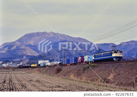 2003 EF651072 tank / container hybrid freight train running on the Tokaido Line 92267635