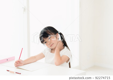 小學女生學習 92274715