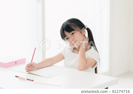 小學女生學習 92274716