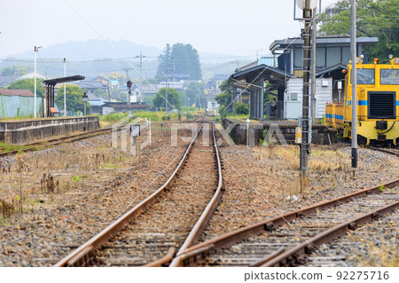 Local line that extends to the platform of the station 92275716