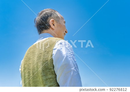 老人藍天背影 老人藍天背影 92276812