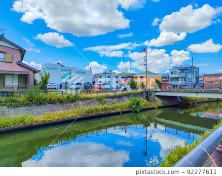 倒轉的藍天和雲朵移到河邊 92277611