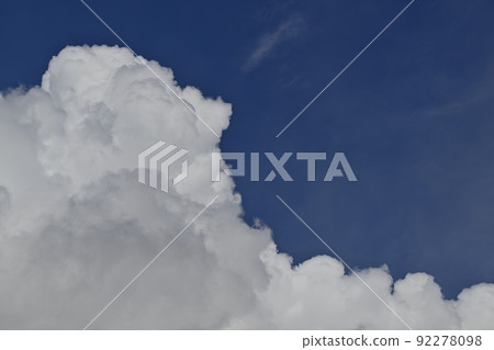 [Background material] Summer clouds and blue sky 92278098