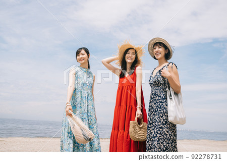 Image of a young woman traveling to a resort, a girl traveling by the sea Image of a young woman traveling to a resort, a girl traveling by the sea 92278731