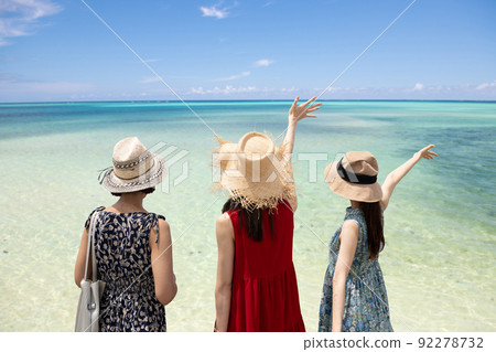 一個年輕女子去度假村旅行的形象,一個女孩在海邊旅行 一個年輕女子去度假村旅行的形象,一個女孩在海邊旅行 92278732