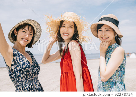 Image of a young woman traveling to a resort and a girl traveling by the sea Image of a young woman traveling to a resort and a girl traveling by the sea 92278734
