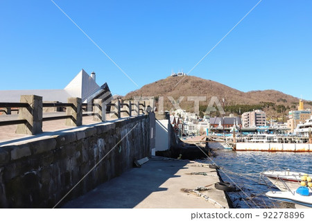 北海道函館金森紅磚倉庫和灣區城市景觀 92278896