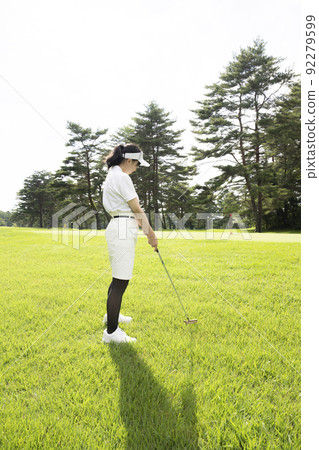 練習高爾夫的女性 日本高爾夫俱樂部活動 練習高爾夫的女性 日本高爾夫俱樂部活動 92279599