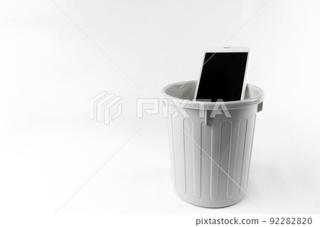 A smartphone thrown in the trash. Image of digital detox 92282820