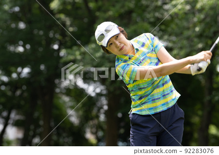 Women playing golf 92283076