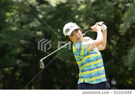 Women playing golf Women playing golf 92283088