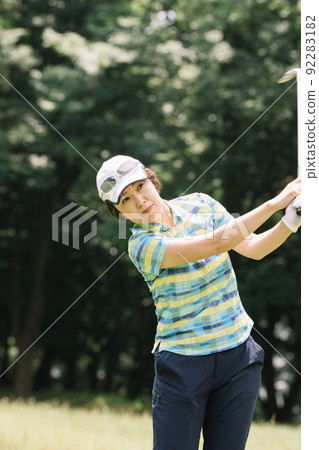 Women playing golf Women playing golf 92283182