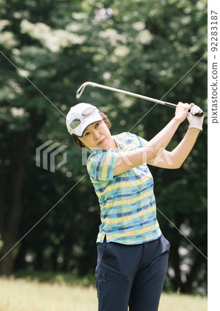 Women playing golf Women playing golf 92283187