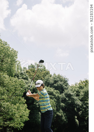 Women playing golf 92283194