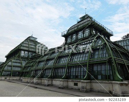 Palmenhaus (Vienna / Austria) in Schönbrunn Palace, the second oldest greenhouse in the world Palmenhaus (Vienna / Austria) in Schönbrunn Palace, the second oldest greenhouse in the world 92283289