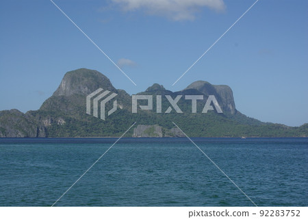 A view of the El Nido area of Palawan Island, Philippines. A sea area with towering marble rocks. 92283752