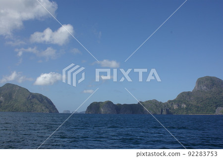 A view of the El Nido area of Palawan Island, Philippines. A sea area with towering marble rocks. 92283753