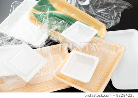 塑料廢料黑色背景 92284223