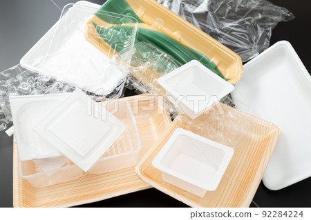 塑料廢料黑色背景 塑料廢料黑色背景 92284224