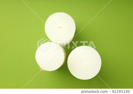 Candles for relaxation on green background, top view Candles for relaxation on green background, top view 92285180