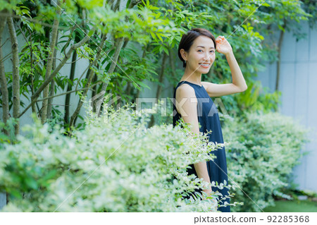 黑色一件式女人花園 黑色一件式女人花園 92285368