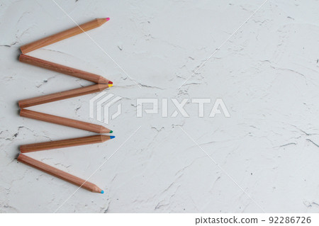 彩色鉛筆，彩色鉛筆，簡單的背景，板圖像 92286726