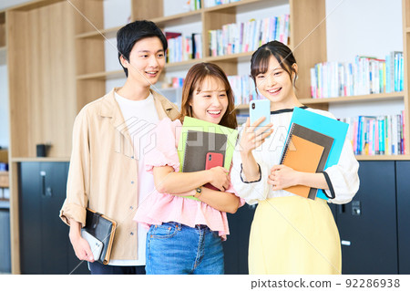 College students, students, youth groups, friends 92286938