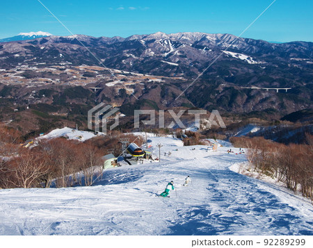 Dynaland β-α Skier skiing on the mountaintop contact course 92289299
