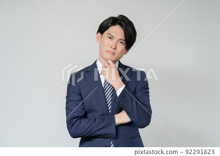 一位年輕商人的畫像，他的臉色很亂，背景是白色的 92291823