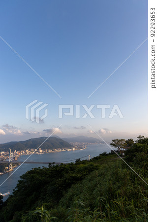 從山口縣下關市日野山公園看關門海峽 從山口縣下關市日野山公園看關門海峽 92293653
