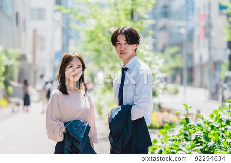 走在戶外的商人，男人和女人 92294634