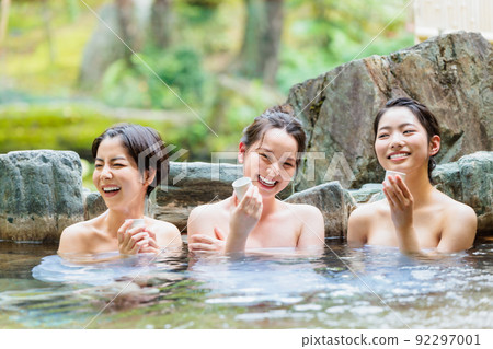 女性旅行露天浴池沐浴形象 女性旅行露天浴池沐浴形象 92297001