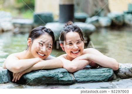 女性旅行露天浴池沐浴形象 92297003